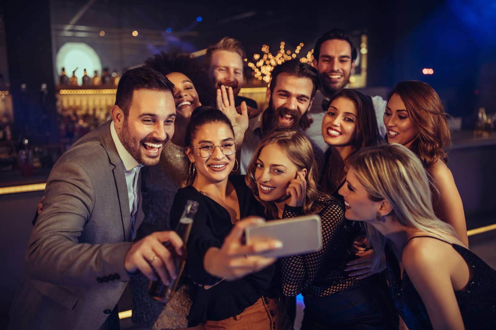 Grupo de personas sacándose una selfie